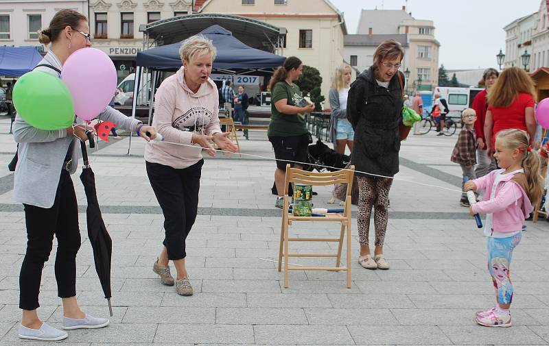 Knihy, pestrost, zábava, úsměvy knihovnic, dětí i všech dalších návštěvníků, to je Knižní jarmark Karviná.