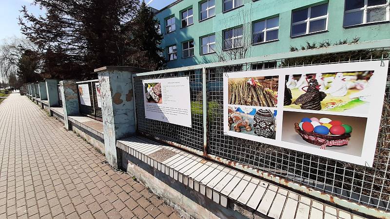 Český Těšín. Plot zahrady SVČ Amos. I proto, že letos není povolena tradiční velikonoční pomlázka, některá města, kostely či domy dětí připomněly velikonoční svátky formou výzdoby na náměstí v zahradě.