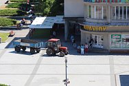 Po výběru z bankomatu zemědělci s traktorem přeparkovali před Labužník. 