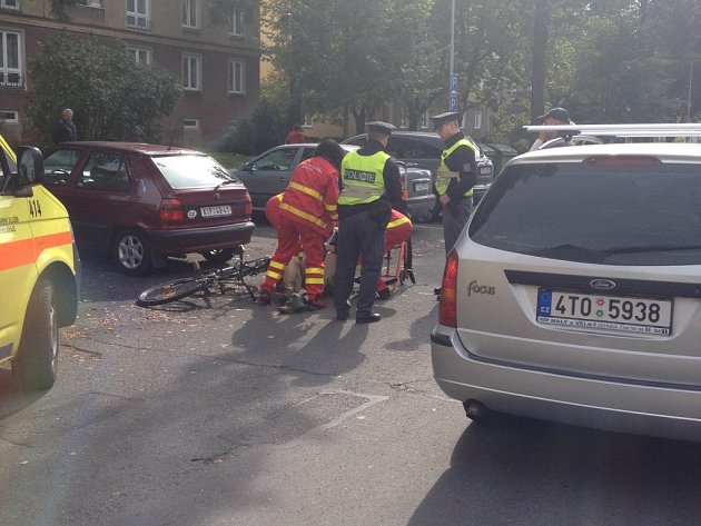 Poskytování pomoci zraněnému cyklistovi. 