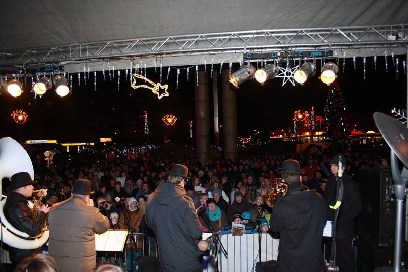 Česko zpívá koledy v Havířově. Pěvecký soubor Canticorum a Stanleys Dixie Street Band.