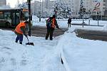 Zimní údržba komunikací v Havířově. Ruční úklid sněhu z přechodů pro chodce. 