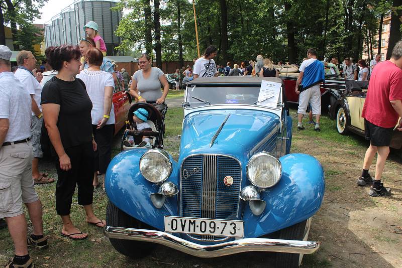 Setkání řidičů starých aut a motocyklů v Bohumíně, které pořádal Veteran car club Ostrava v sobotu 3. srpna 2019.