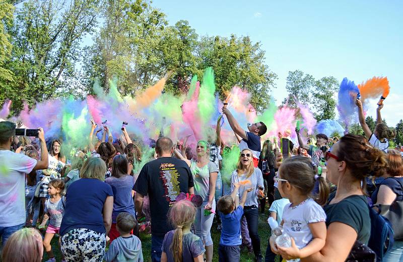 Duhový déšť se na návštěvníky festivalu snášel každou hodinu.