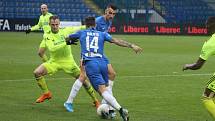 Karvinští fotbalisté (v zelenkavém) prohráli v Liberci 0:3.