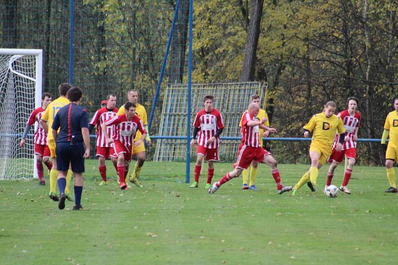 V derniéře podzimní I.B třídy hostili fotbalisté Lutyně (ve žlutém) Nýdek.