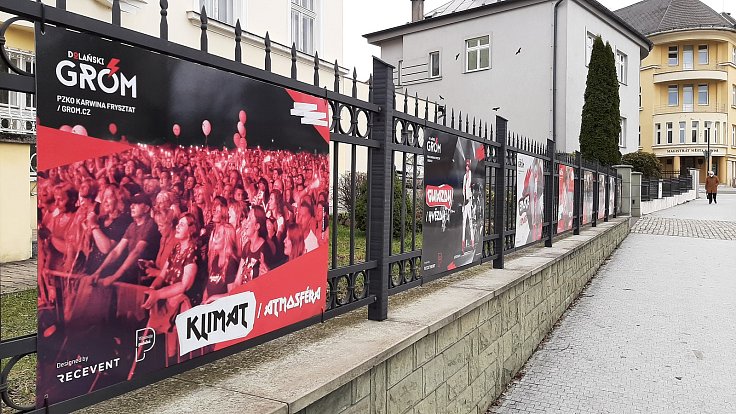 Velkoformátové fotografie na plotě v centru Karviné připomínají uplynulé ročníky hudebního festivalu Dolański Gróm.