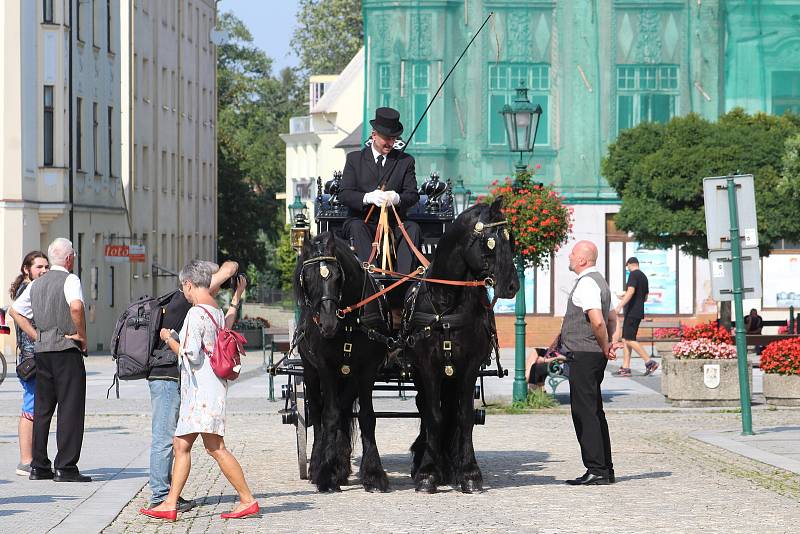 Před karvinským zámkem byly k vidění vzácné historické kočáry.