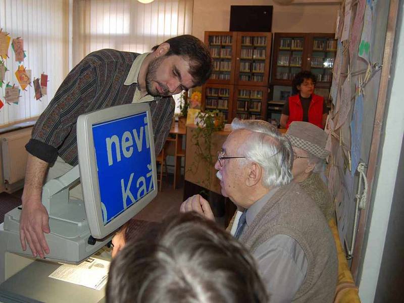 Martin Vachalec předvádí, jak lze pomocí moderní techniky číst texty.