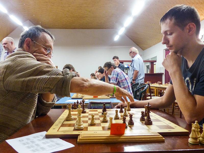 Mezi čtyřiceti českými i zahraničními šachisty a šachistkami zvítězil Piotr Piesik z Polska.