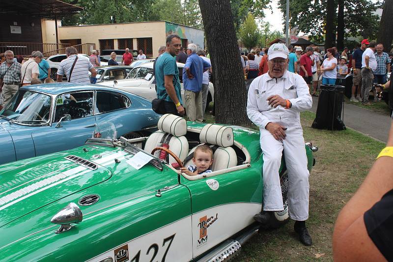 Do Bohumína se v sobotu 3. srpna 2019 sjelo na 122 historických vozů na setkání řidičů starých aut a motocyklů, které pořádal Veteran car club Ostrava.