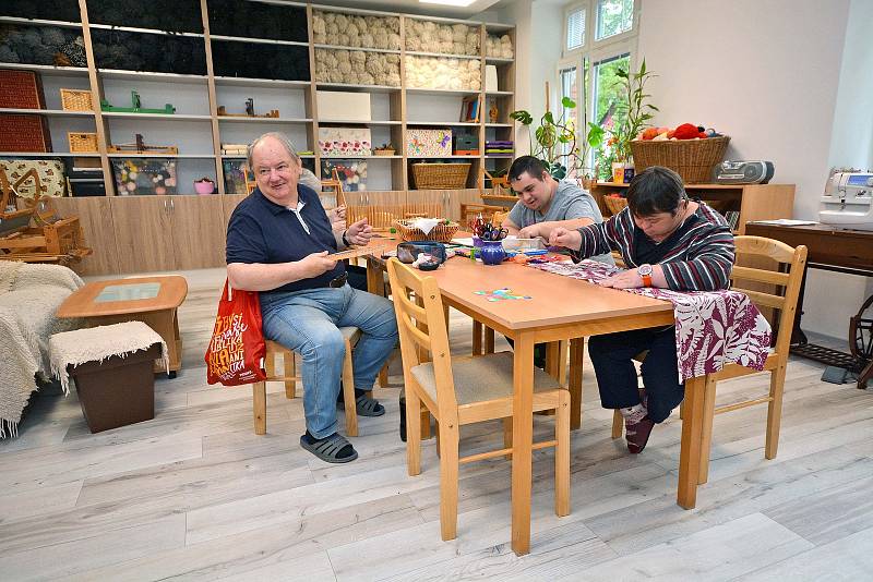 V Bohumíně otevřeli nové centrum sociálních služeb. Klientům slouží mj. i tkalcovská dílna.