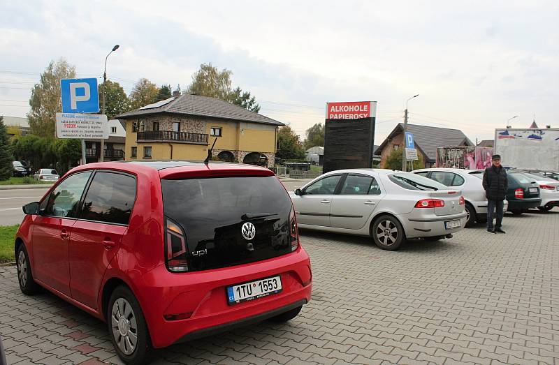 Tržiště v polských Chalupkách je jen pár stovek metrů za hranicí. Z velké části tam stále jezdí nakupovat Češi. Teď v říjnu nejčastěji dušičkové zboží a květiny.