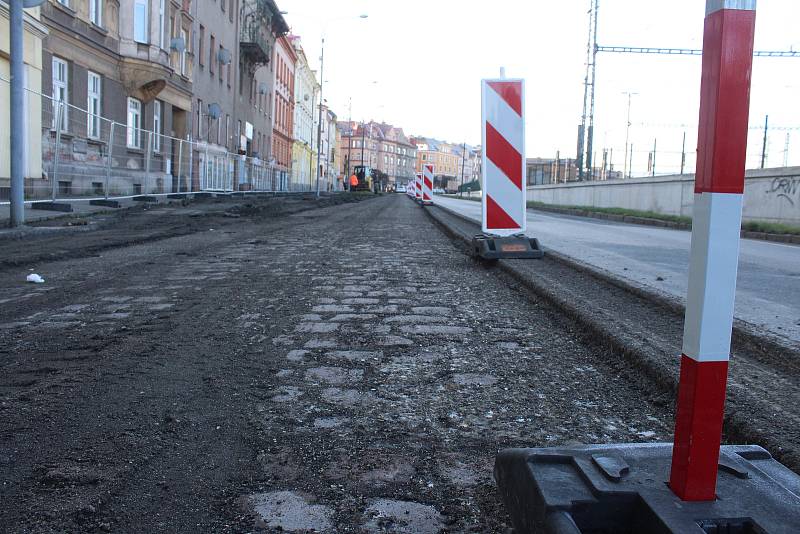 Po Nádražní ulici v Českém Těšíně se jezdí jednosměrně. Začala tam revitalizace a přeměna v částečnou pěší zónu. Práce potrvají do podzimu.