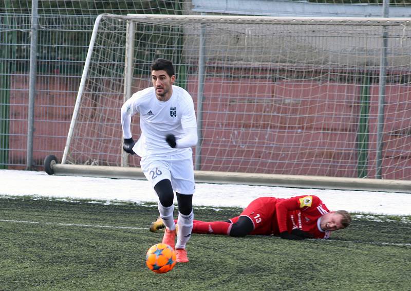 Karviná (v bílém) porazila v přípravě Třinec 1:0.