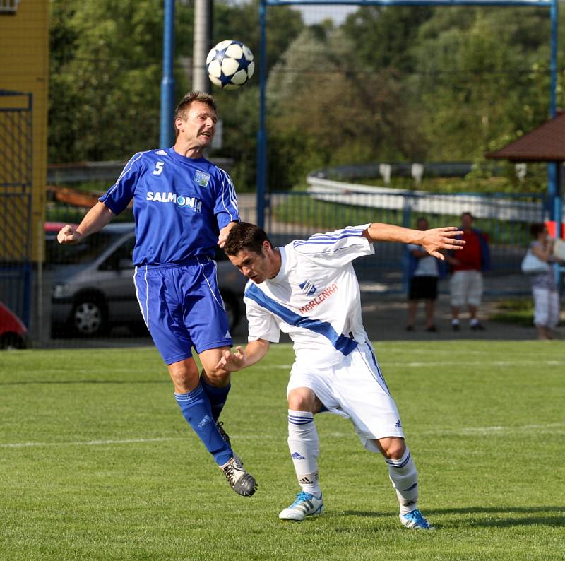 Sobotní fotbalové odpoledne v Petrovicích. V poháru postoupil Frýdek (v bílém).