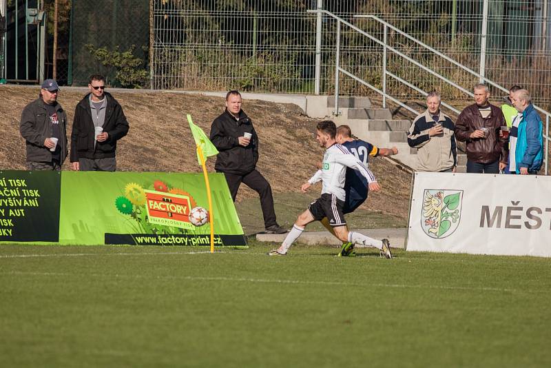 Po výhře nad Opavou se fotbalisté Karviné (v bílém) těší ze stoprocentní bilance v podzimních derby.