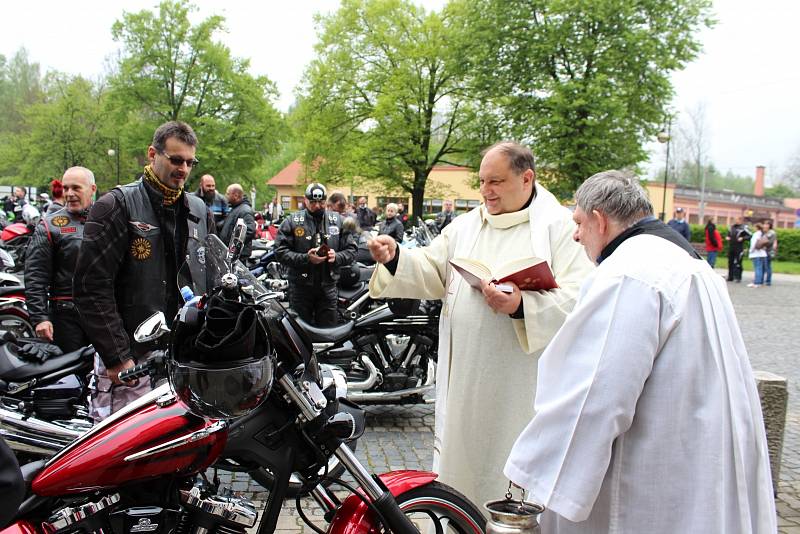 Motorkáři dostali v Orlové tradiční požehnání za šťastné kilometry.