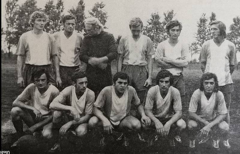 SK Slavia Orlová, soutěžní ročník 1973/74. Zleva nahoře: Pavel Poláček, Eduard Holeš, Jan Valvoda, Ladislav Mžyk, Jaroslav Kucala, Milan Němec. Dole zleva: Bořek Heralecký,  Rudolf Letocha, Miloslav Vičík, Josef Poláček a Miroslav Němec.