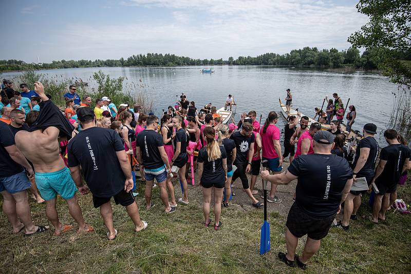 Závody dračích lodí na Vrbickém jezeře, 5. června 2021.