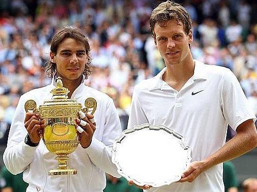 Tomáš Berdych (vpravo) a Rafael Nadal po finále Wimbledonu.