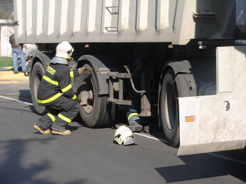 Nehoda osobního automobilu s kamionem v Bohumíně. 