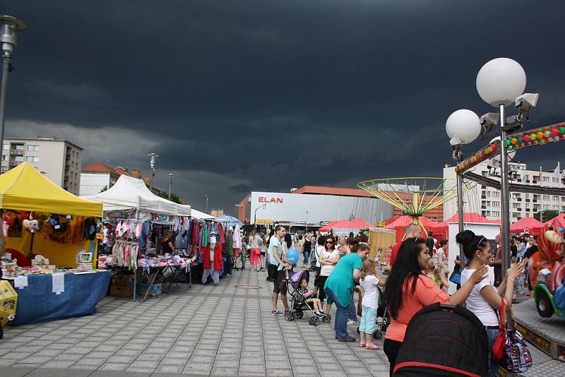 Centrum Havířova chvíli před bouřkou s přívalovým deštěm a krupobitím. 