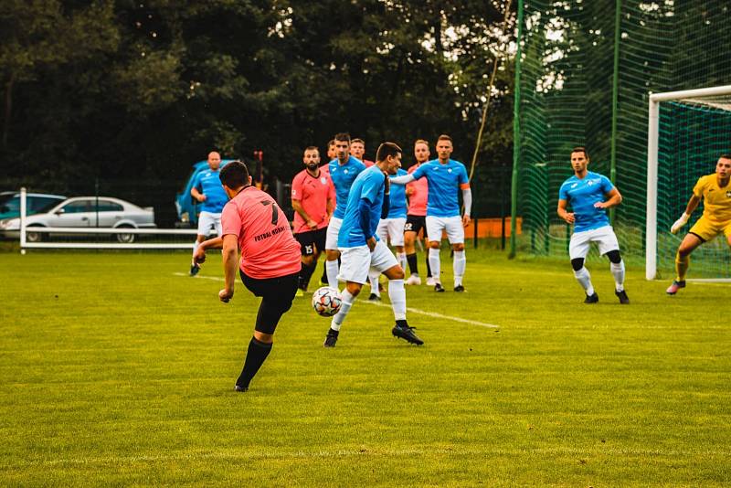 Střelec obou gólů Horní Suché Jan Kovács (v dresu s číslem 15) v prohraném zápase 5. kola I.A třídy, skupiny B, v Raškovicích (2:4).  