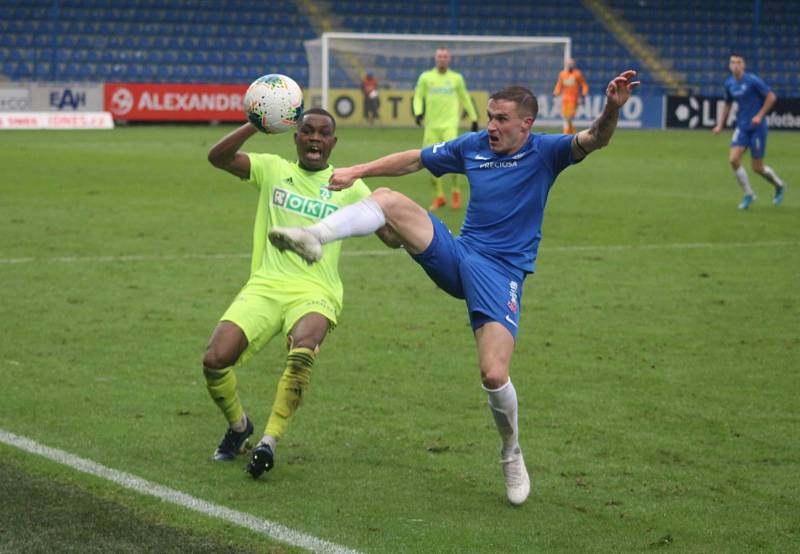 Karvinští fotbalisté (v zelenkavém) prohráli v Liberci 0:3.