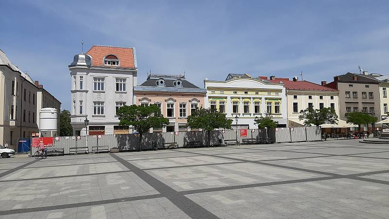 Historické domy na Masarykově náměstí mají novou fasádu. Stavbaři už odstranili lešení. (květen 2022)