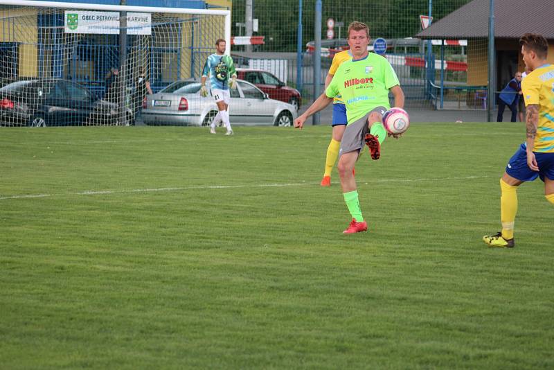 Fotbalisté Petrovic (v zeleném) na úvod krajského přeboru vyhráli nad Datyněmi 3:1.