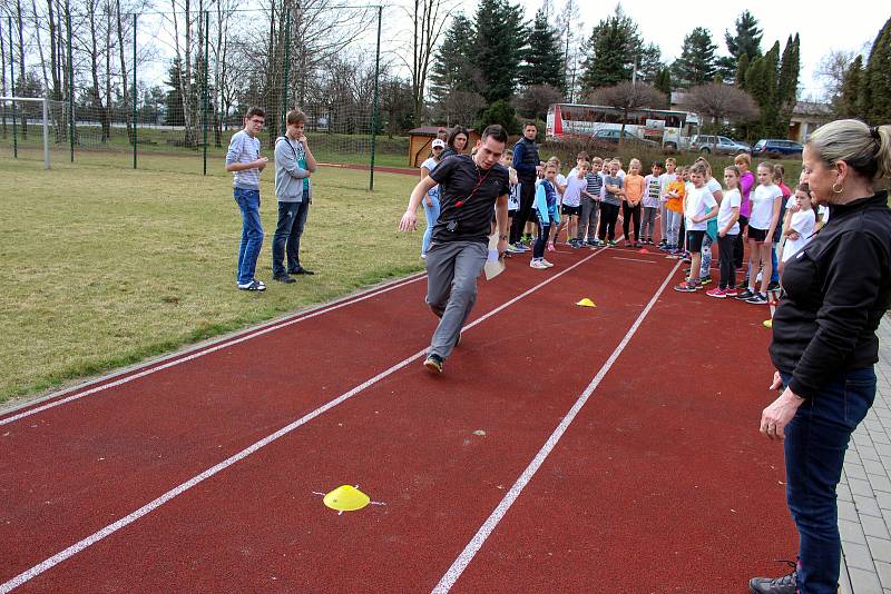 Sportovní dopoledne. Kromě měření udělali účastníci projektu i něco pro své zdraví.