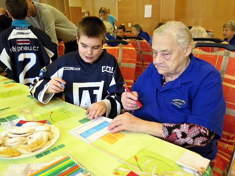 Mezigenerační olympiáda seniorů domova Helios a mladých hokejistů AZ Havířov. 