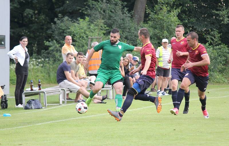 Fotbalisté Datyní (v zeleném) vyhrály nad Dobrou a mohli začít slavit postup do krajského přeboru.