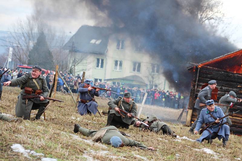 100 let od tzv. Sedmidenní války mezi Českem a Polskem o slezské území připomněla v sobotu odpoledne rekonstrukce válečné bitvy, která se konala v polském Skočově za účasti polských i českých vojensko-historických skupin.