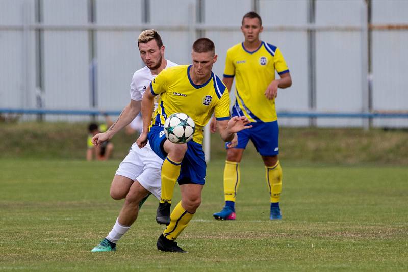 V pohárovém derby se radovali fotbalisté Dětmarovic (v bílém), kteří porazili sousední Bohumín až po prodloužení.