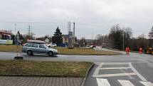 Zákaz vjezdu na Dělnické ulici v Prostřední Suché ignoruje řada řidičů. 