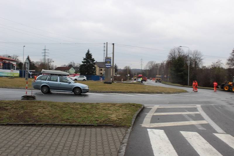 Zákaz vjezdu na Dělnické ulici v Prostřední Suché ignoruje řada řidičů. 