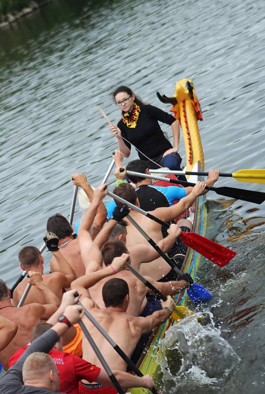 Adrenalin, vodní boj, výkony na plno, ale také výborná zábava, relax, humor a nadsázka. To vše přináší atmosféra závodů dračích lodí v Bohumíně.