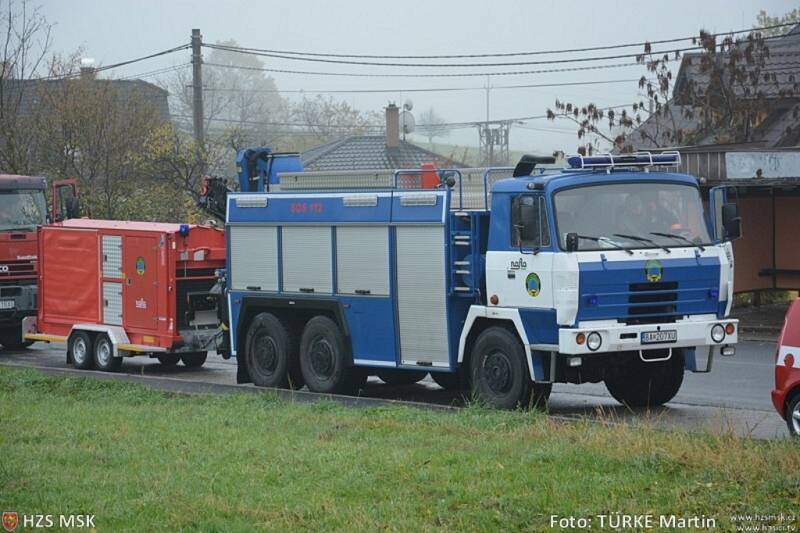 Cvičení hasičů při simulovaném požáru plynu s dálkovou dopravou vody. 