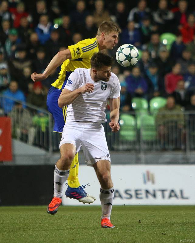 V posledním utkání 19. kola nejvyšší fotbalové soutěže porazili Karvinští (v bílém) Zlín 1:0.