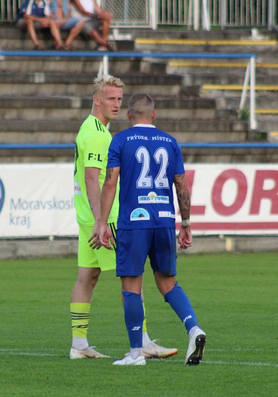 Karvinští fotbalisté (v zeleném) vyhráli ve Frýdku-Místku 3:1.