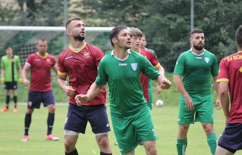 Fotbalisté Datyní (v zeleném) vyhrály nad Dobrou a mohli začít slavit postup do krajského přeboru.