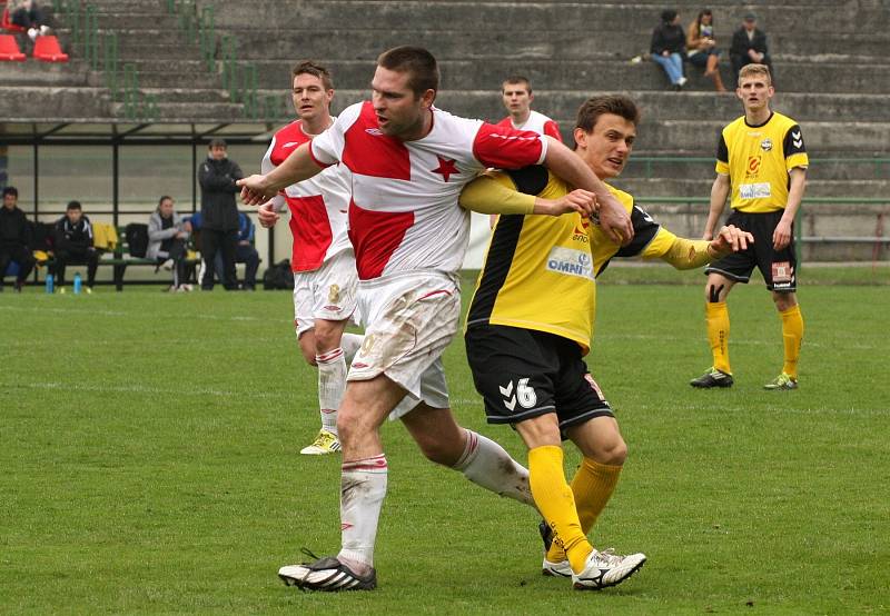 Fotbalisté Orlové (v červenobílém) porazili doma Rosice.