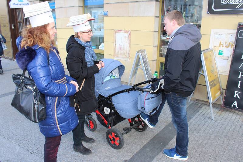 Činnost oddělení karvinské regionální knihovny je pestrá a bohatá. V úterý lákaly Knihpatrolky nové čtenáře, během března zde například policisté četli dětem Policejní pohádky, mezi akce knihovny patří i koncerty, nedávno to bylo třeba vystoupení nadějné