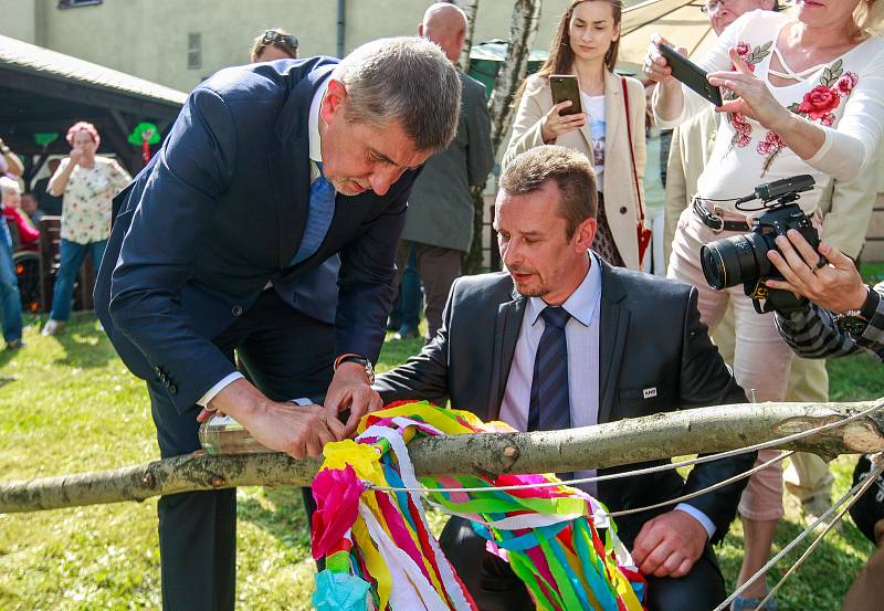 Vládní návštěva v Moravskoslezském kraji, 25. dubna 2018, Domov Březiny v Petřvaldu. Premiér Andrej Babiš s hejtmanem Ivo Vondrákem pomohli také se stavěním májky.