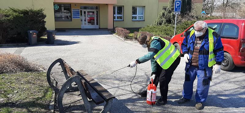 Nadace ČEZ věnovala organizacím v kraji statisíce korun na boj s pandemií koronaviru. Třeba na dezinfekci, kterou se čistilo prostranství před zdravotním střediskem v Petrovicích u Karviné.