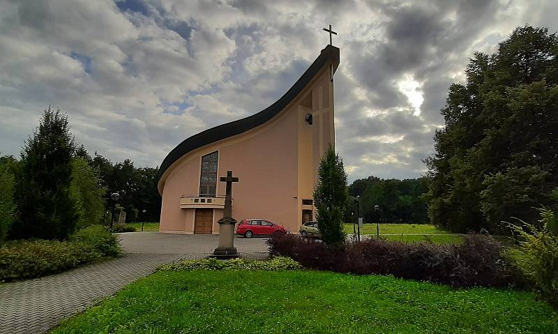 Karviná-Louky. Z původní obce zbylo torzo poté, co její velká část padla v 80. letech za oběť těžbě uhlí. Nový kostel sv. Barbory, vysvěcený v roce 2001.