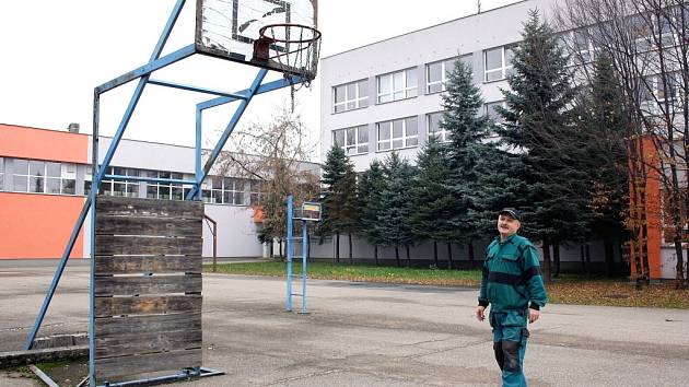 Údržbář z karvinské průmyslovky Zbyšek Dudzik stojí na starém asfaltovém hřišti, kde studenti ještě v létě hrávali basketbal. 