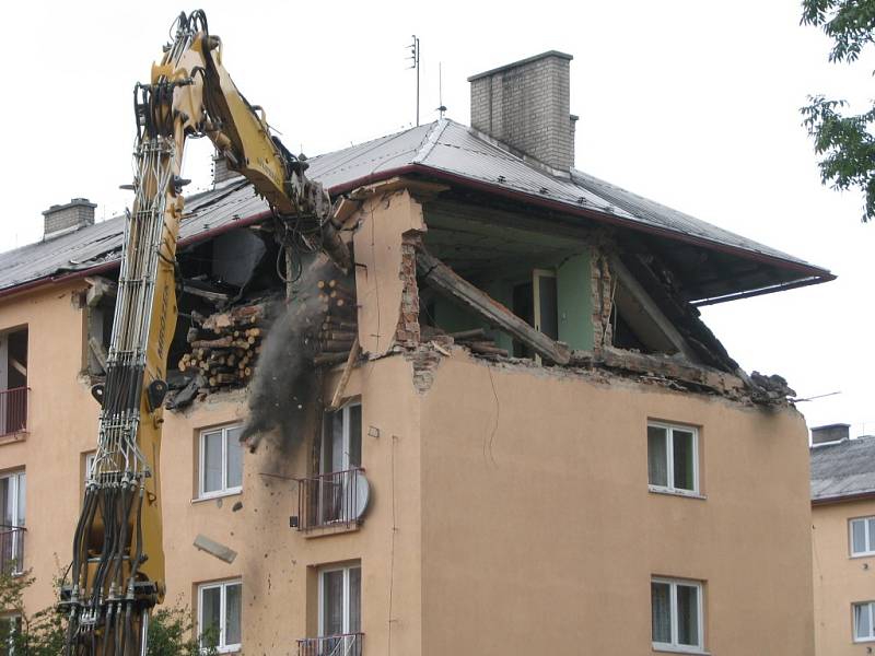 Demolice střechy a bytu v domě, který poškodil výbuch plynu. 